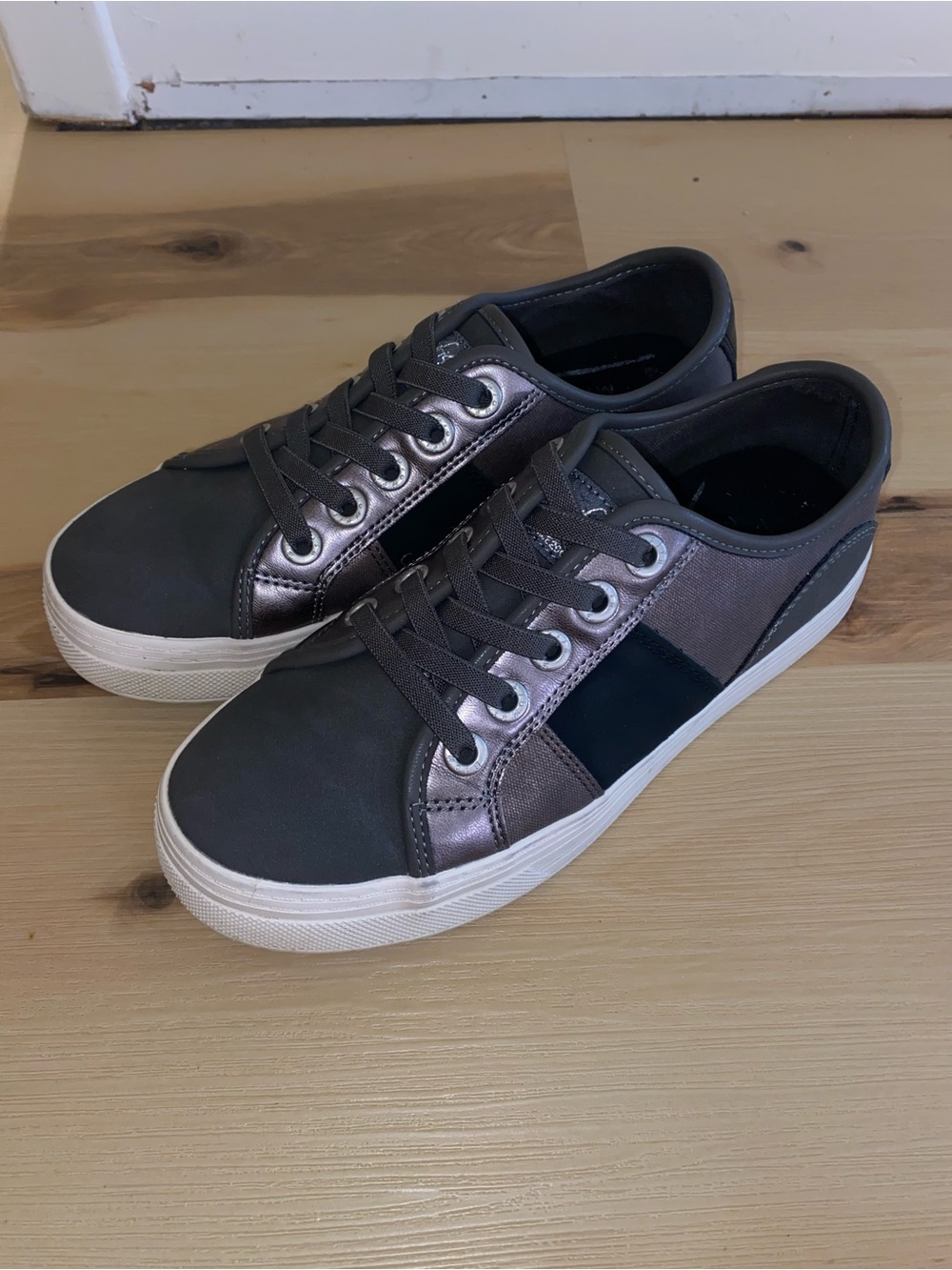 Blowfish Malibu "Super Smile" Metallic Low-Top Sneakers - Size 7.5